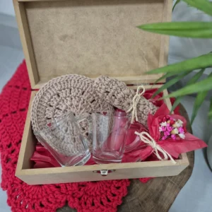 Kit em caixa de madeira com crochê, copos e mini buquê de flores secas
