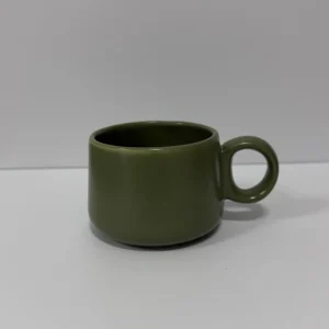 Caneca de cerâmica Vidia na cor verde-oliva, corpo reto e alça de anel